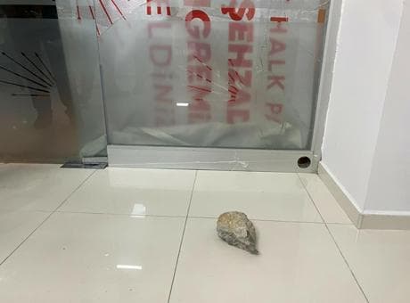 Manisa’da CHP ilçe binasına taşlı saldırı! Parti binasının camları indirildi