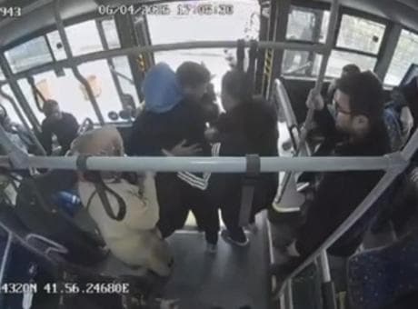 Direksiyon başında hayat kurtardı! Fenalaşan yolcu için güzergahı değiştirdi