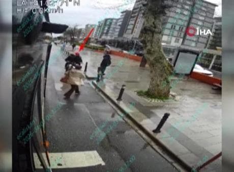 Küçükçekmece’de kaza! İETT’den inen kadına motosiklet çarptı: Dehşet anı kamerada