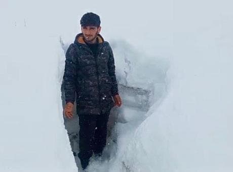 Nisan ayında insan boyu kar! Kentte şaşkına çeviren manzara