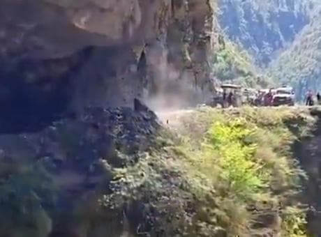 Devasa kaya saniyeler içinde çöktü! Facia anı kamerada