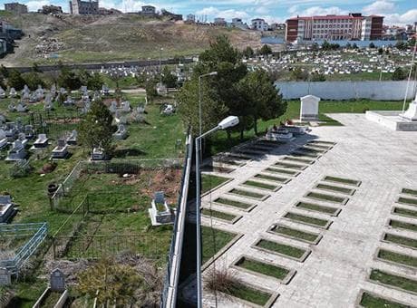 Sivas’taki mezarlıkta gizemli kıble farkı! Şehitlik ile sivil mezarlar neden farklı yönde