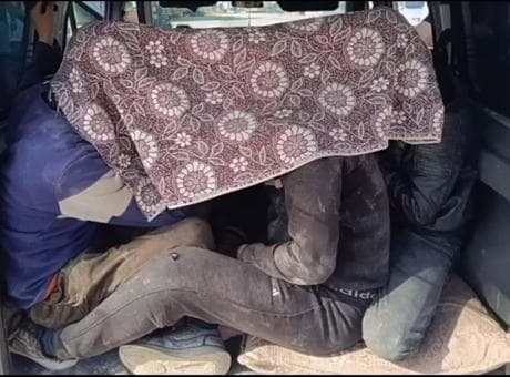 Hatay’da operasyon! Örtü altında taşınan kaçak göçmenler yakalandı