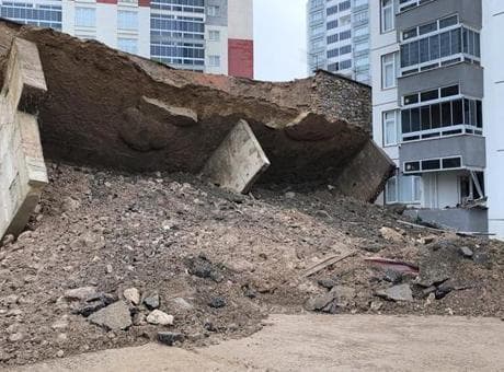 Tokat’ı sağanak vurdu, istinat duvarı çöktü! Otomobil toprakla birlikte sürüklendi