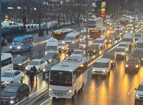 Haftanın ilk gününde İstanbul’da trafik kilitlendi! Yoğunluk yüzde 80’e dayandı