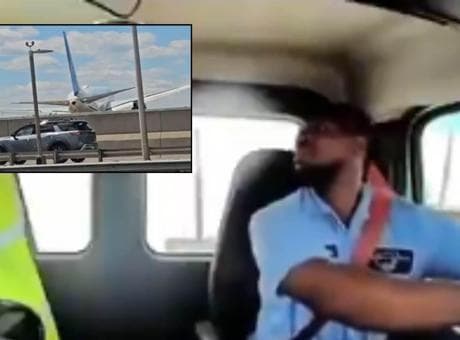 Gökyüzünden otoyola! Dev uçak iniş sırasında kamyona çarptı: Dehşet anları kamerada