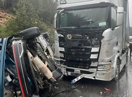 TIR karşı şeride uçtu, ortalık savaş alanına döndü! 1 ölü, 5 yaralı