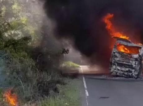 Endonezya'da yolcu otobüsü ile yakıt tankeri çarpıştı, 16 kişi öldü