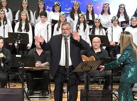 Okul müdürünün söylediği şarkıyı milyonlar izledi! Profesyonel kaydı da ortaya çıktı