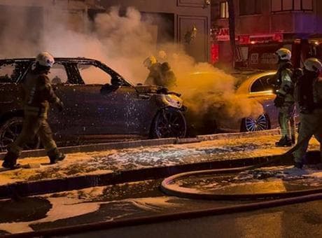 Kadıköy’de oto galeride yangın: 4 araç küle döndü