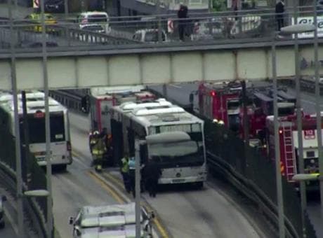 Son dakika... İstanbul'da metrobüs yangını! Seferlerde aksama meydana geldi