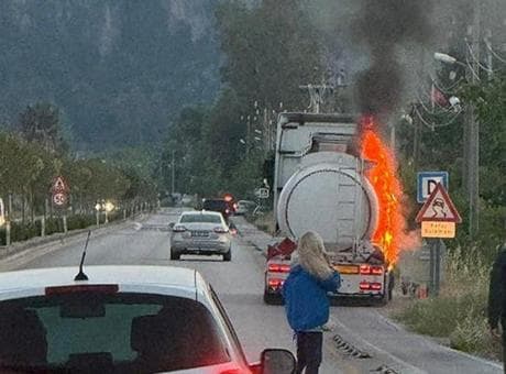 Muğla'da faciadan dönüldü! Lastiği patlayan yakıt tankeri alev aldı