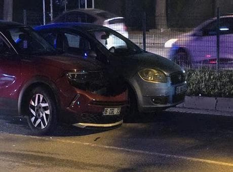Bursa'da otomobil, kırmızı ışıkta bekleyen otomobile çarptı! 3 yaralı