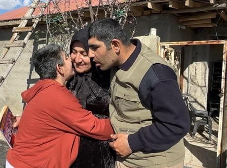 38 yıldır aynı fedakarlık! Hakkari’de yaşayan anne, hayatını doğuştan engelli 4 çocuğuna adadı
