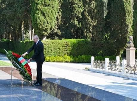Azerbaycan’da Haydar Aliyev için anma töreni! Binlerce kişi Fahri Hiyaban’a akın etti