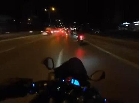 D-100’de saniyelerle gelen kurtuluş! Otomobil bariyerlere çarptı, motosikletli son anda kurtuldu