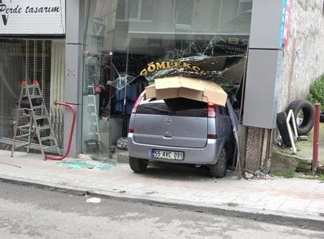 Samsun’da otomobil dükkana daldı! Kontrolden çıkan araç terzinin camını paramparça etti
