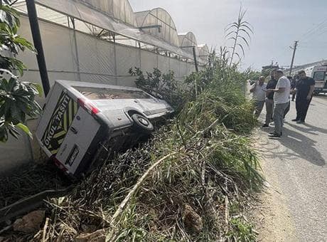 Antalya'da okul servisi şarampole uçtu! Yaralı öğrenciler var