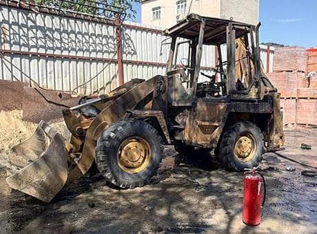 Yer: Küçükçekmece! Park halindeyken yanan iş makinesi kullanılamaz hale geldi