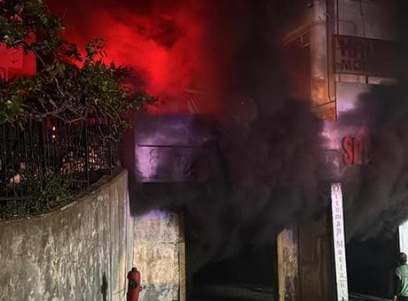 Başakşehir'de iş yerinde çıkan yangına müdahale ediliyor