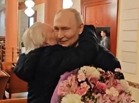 Rusya Devlet Başkanı Putin'den dikkat çeken jest! Eski öğretmeniyle yıllar sonra bir araya geldi, çarpıcı anlar