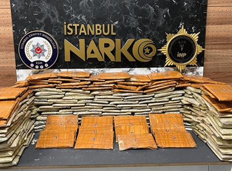 Bağcılar’da kamyonette 92,5 kilo eroin ele geçirildi! Kamyonetteki duş malzemelerinin içinden çıkanlar şoke etti