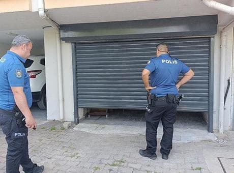 Hırsızlık ihbarına giden polis garaj kapısı açıldığında şaşkına döndü