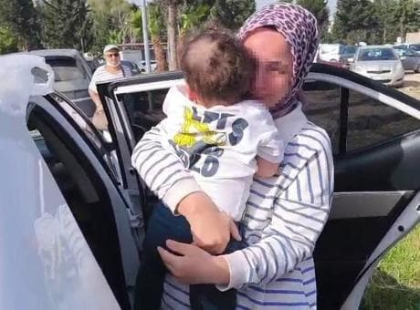 Kilitli otomobilde mahsur kalan 1,5 yaşındaki bebeğe itfaiye yetişti! Annenin gözyaşları kamerada