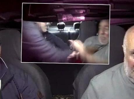 Kan donduran görüntüler İzmir'den! Taksiyici boğazından bıçaklayıp, gasp etmeye çalıştı