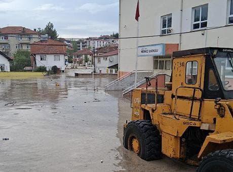 Samsun'da sağanak etkili oldu! Yollar göle döndü, araçlar sele kapıldı