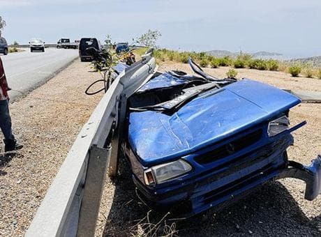 Bodrum'da feci kaza! Mızrak gibi bariyere saplandı: Kağıt gibi yırtılan tavanın altından sağ çıktı