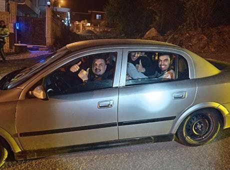 Sanki sihirbaz kutusu! Kütahya’da 5 kişilik otomobilden 8 üniversiteli döküldü