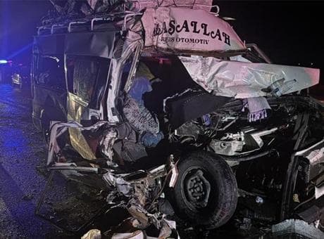 Aksaray'da feci kaza! Tarım işçilerini taşıyan minibüs tıra çarptı: Yaralılar var