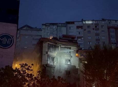 Şişli'de korkutan yangın! Alev alan motosiklet neredeyse 4 katlı binayı kül ediyordu