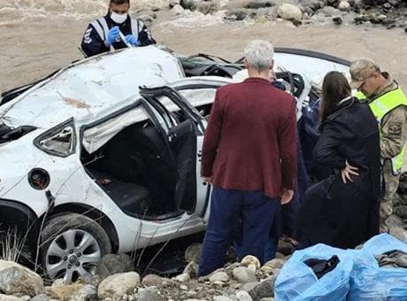 Erzincan’da korkunç kaza! Otomobil dereye uçtu: Ölü ve yaralılar var