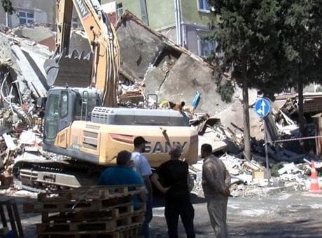 Küçükçekmece'de korku dolu anlar! Yıkımı yapılan bina çöktü