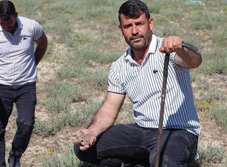 Araziyi gezip, eliyle koymuş gibi buluyor! Ev ve araba sahibi yapmıştı, bu yılda arsa aldırdı
