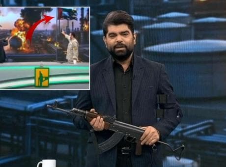 Canlı yayında silah çekti! İran TV'sinde şoke eden anlar... BAE bayrağı hedef alındı