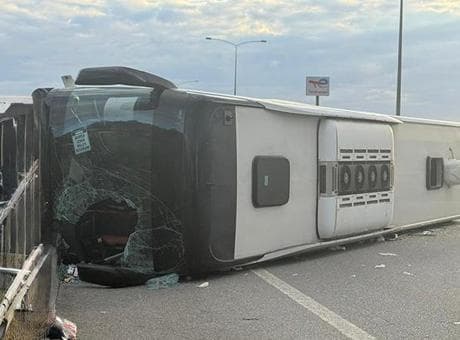 İstanbul-İzmir Otoyolu’nda can pazarı! Yolcu otobüsü devrildi