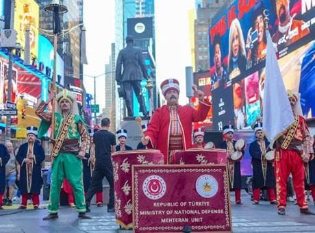 Tarihi görüntüler! New York'un göbeğinde Mehteran rüzgarı esti