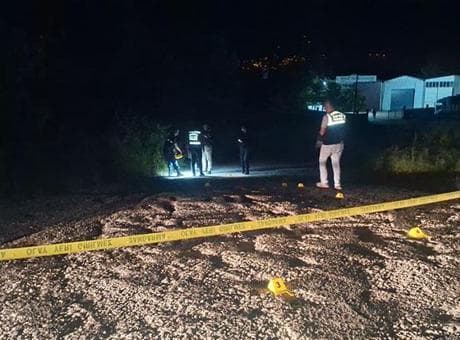 Sakarya'da sokak ortasında silahlı çatışma! Kurşunlar havada uçuştu, bölgeye ekipler yağdı: Çok Sayıda yaralı var