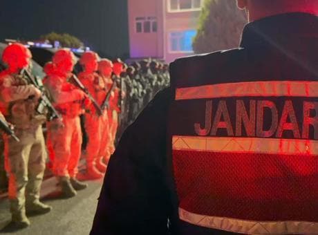 İzmir'de Büyükşehir iştiraki şirkete operasyon! Eski İZBETON müdürü aranıyor