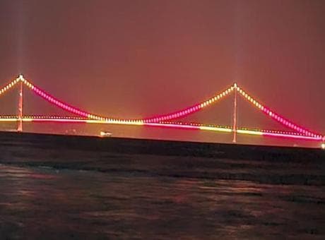 1915 Çanakkale Köprüsü Galatasaray'ın renklerine büründü