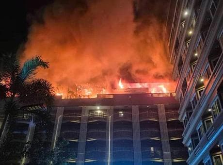Tayland'da otelde yangın paniği! Alevler binayı sardı: 100'den fazla kişi tahliye ediliyor, yaralılar var