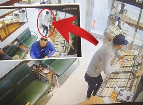 'Eşime yüzük bakacağım' dedi, pırlantayı kapıp kaçtı! Konya'daki maskeli soyguncu kameralara yakalandı