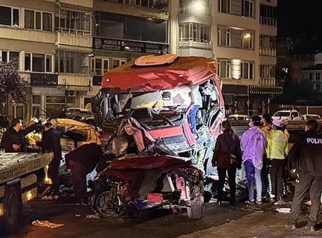 Giresun’da feci kaza! Tır iki otomobile çarptı: 5 ölü, 6 yaralı