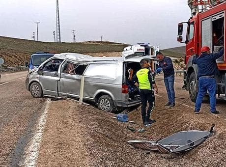 Sivas'ta korkunç kaza! Minibüs devrildi: Ölü ve yaralılar var