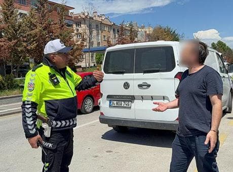 Ters yönden girdi, cezayı yiyince çılgına döndü! 'Sen burada tuzak kuruyorsun...'