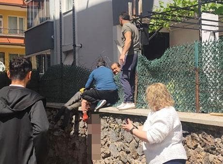 Aksaray'da akılalmaz kaza! 4. kattan düşen işçinin sırtına demir saplandı