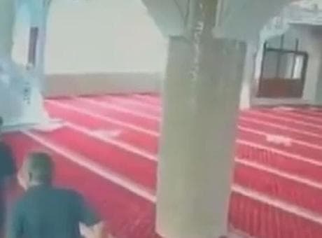 Cami imamına 'Süpürgeyi kapat' dedi, yumruklu saldırdı! O anlar güvenlik kamerasında